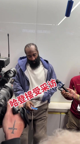 一直有伤!哈登赛后接受采访,左手缠着厚厚的冰袋!