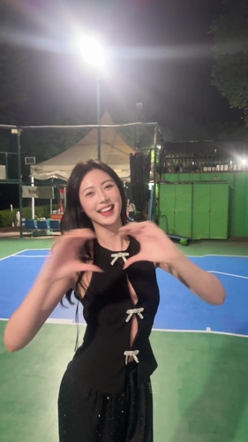 手感依旧柔和！女篮&ldquo;卓识&rdquo;一击命中篮筐 还附上甜美手势舞😍